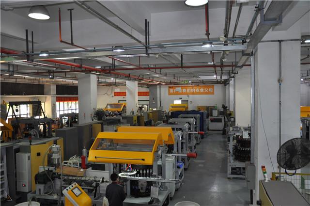 plastiko uždarymo mašina workshop.jpg plastic closure making machine workshop.jpg